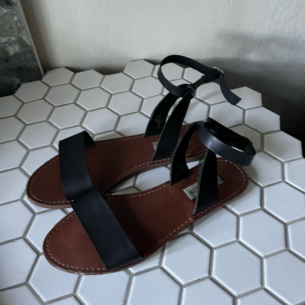 Steve Madden Dairr Sandal in Black & size 8.5